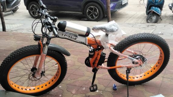 Foldable electric cycle with 26-inch wheels and lithium battery for city commute